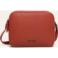 Pepe Jeans - Torebka Ryan. Czerwone listonoszki damskie Pepe Jeans, w paski, z poliesteru, na ramię, małe, bez dodatków. W wyprzedaży za 139,90 zł.