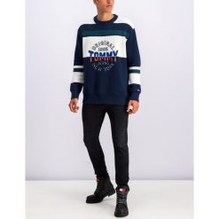 Sweter Tommy Jeans Pure Cotton DM0DM06992. Niebieskie swetry męskie Tommy Jeans, xl, bez wzorów, z jeansu, klasyczne, z klasycznym kołnierzykiem, bez kaptura. W wyprzedaży za 269,00 zł.