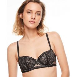 Biustonosz balkonetka Passionata Holala P55010. Białe biustonosze Passionata, bez wzorów, z elastanu. W wyprzedaży za 139,00 zł.