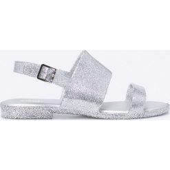 Melissa - Sandały Pla. Szare klapki damskie Melissa, bez wzorów, z materiału, bez obcasa, na obcasie. W wyprzedaży za 119,90 zł.