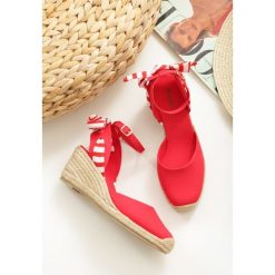 Czerwone Espadryle Taliah. Czerwone koturny damskie Born2be, w paski, bez obcasa, na koturnie. Za 79,99 zł.