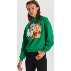 Bluza typu turtle neck z nadrukiem - Zielony. Zielone bluzy damskie Cropp, s, z nadrukiem. W wyprzedaży za 29,99 zł.