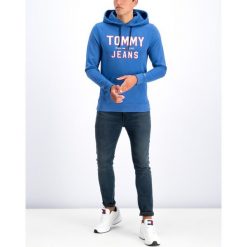 Bluza Tommy Jeans Essential 1985 DM0DM07025. Szare bluzy męskie Tommy Jeans, m, bez wzorów, z bawełny, bez kołnierzyka, bez rękawów, bez kaptura. W wyprzedaży za 269,00 zł.