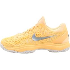 Nike Performance AIR ZOOM CAGE 3 HC Obuwie multicourt tangerine tint/metallic silver. Pomarańczowe buty do tenisu damskie marki Nike Performance, z materiału. W wyprzedaży za 411,75 zł.