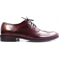 Bordowe brogsy męskie - buty wizytowe T6. Czerwone buty wizytowe męskie Modini Moda Męska, ze skóry, bez zapięcia. W wyprzedaży za 269,10 zł.