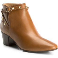 Buty damskie. Pomarańczowe botki damskie Wittchen, ze skóry, bez obcasa, bez zapięcia. W wyprzedaży za 299,90 zł.