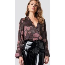 NA-KD Kopertowy bluzka z satyny - Brown. Brązowe bluzki damskie marki NA-KD, bez wzorów, z satyny, bez kołnierzyka, z długim rękawem. Za 121,95 zł.
