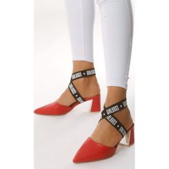 Czerwone Sandały Having Down. Czerwone czółenka damskie Born2be, z nadrukiem, ze szpiczastym noskiem, bez obcasa, na obcasie, bez zapięcia. Za 49,99 zł.