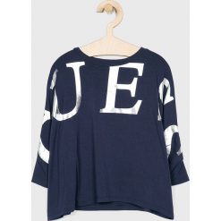 Guess Jeans - T-shirt dziecięcy 118-175 cm. Niebieskie bluzki dziewczęce Guess Jeans, z nadrukiem, z elastanu, z okrągłym kołnierzem, z krótkim rękawem, krótkie, bez kaptura. Za 99,90 zł.