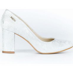Wężowe czółenka z okrągłym noskiem - skóra naturalna - model 042 - kolor srebrny wąż. Szare czółenka damskie Zapato, na co dzień, bez wzorów, z jeansu, z okrągłym noskiem, bez obcasa, na obcasie. W wyprzedaży za 255,20 zł.