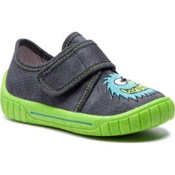 Kapcie SUPERFIT - 4-00270-00 M Schwarz. Niebieskie sandały chłopięce Superfit, z tworzywa sztucznego, bez zapięcia. W wyprzedaży za 119,00 zł.