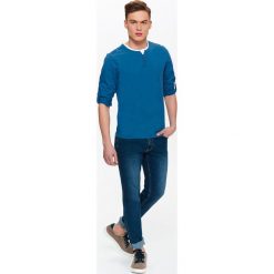 T-SHIRT MĘSKI DŁUGI RĘKAW Z BIAŁĄ WSTAWKĄ I WYWIJANYMI RĘKAWAMI. Niebieskie t-shirty męskie Top Secret, na lato, m, bez wzorów, z bawełny, bez kołnierzyka, długie. W wyprzedaży za 29,99 zł.