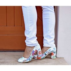 Czółenka w kropki na obcasie - skóra naturalna - model 042 - kolor kwiatek. Szare czółenka damskie Zapato, na co dzień, bez wzorów, z jeansu, z okrągłym noskiem, bez obcasa, na obcasie. W wyprzedaży za 239,20 zł.