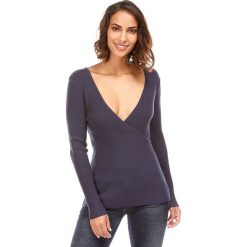 Sweter w kolorze granatowym. Niebieskie swetry damskie L'étoile du cachemire, bez wzorów, z kaszmiru, klasyczne, bez rękawów, bez kaptura. W wyprzedaży za 89,95 zł.