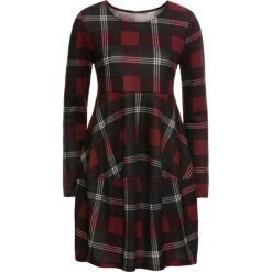 Sukienka w kratę "oversize" bonprix czarno-czerwony w kratę. Czarne sukienki z falbanami bonprix. Za 129,99 zł.
