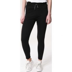 Czarne Legginsy Tremor. Czarne legginsy damskie Born2be, xxl, z aplikacjami, z dzianiny. Za 24,99 zł.