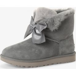 UGG - Skórzane kozaki damskie – Gita Bow Mini, szary. Szare kozaki damskie Ugg, z satyny, klasyczne, bez obcasa, bez zapięcia. Za 899,95 zł.
