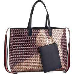 Torebka TOMMY HILFIGER - Iconic Tommy Monogram AW0AW07425 0KY. Żółte torebki klasyczne damskie TOMMY HILFIGER, bez wzorów, ze skóry ekologicznej, klasyczne, na ramię, bez dodatków. Za 579,00 zł.