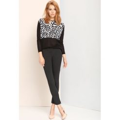 Legginsy damskie matowe gładkie. Szare legginsy damskie Top Secret, bez wzorów, z dzianiny, eleganckie. W wyprzedaży za 49,99 zł.