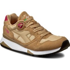 Sneakersy DIADORA - V7000 NYL II 501.170939 01 C6280 Sand/Bright Rose. Brązowe półbuty damskie Diadora, bez wzorów, ze skóry, eleganckie, bez obcasa, na płaskiej podeszwie, na sznurówki. W wyprzedaży za 199,00 zł.