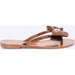 Melissa - Japonki Harmonic XIII AD. Pomarańczowe klapki damskie Melissa, bez wzorów, z materiału, bez obcasa, na obcasie. W wyprzedaży za 119,90 zł.
