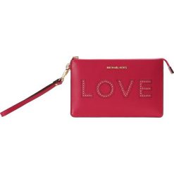 MICHAEL Michael Kors GUSSET WRISTLET Kopertówka ultra pink. Czerwone kopertówki damskie marki MICHAEL Michael Kors, bez wzorów, bez dodatków. W wyprzedaży za 343,85 zł.