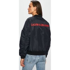 Calvin Klein Jeans - Kurtka bomber. Niebieskie kurtki damskie marki Calvin Klein Jeans, s, bez wzorów, z poliesteru, krótkie, bez kaptura. Za 849,90 zł.