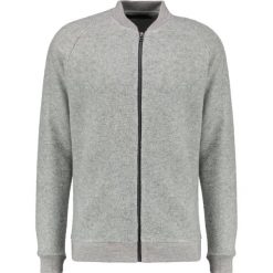 Suit ISAAC Kardigan extra light grey melange. Szare kardigany damskie marki Suit, m, z poliesteru. W wyprzedaży za 382,85 zł.