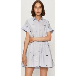 Tommy Jeans - Sukienka. Sukienki damskie Tommy Jeans, na co dzień, s, bez wzorów, z bawełny, casualowe, bez kołnierzyka, z krótkim rękawem, krótkie, mini, rozkloszowane. Za 539,90 zł.
