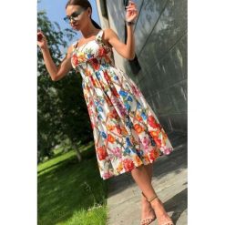 Sukienka KVIATIA WHITE. Białe sukienki damskie Sukienka KVIATIA WHITE, s, bez wzorów, bez kołnierzyka, z krótkim rękawem, krótkie, mini. W wyprzedaży za 69,00 zł.