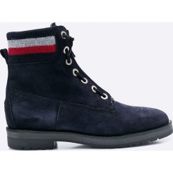 Tommy Hilfiger - Botki West. Czarne buty zimowe damskie TOMMY HILFIGER, z materiału, z okrągłym noskiem, na obcasie. W wyprzedaży za 339,90 zł.