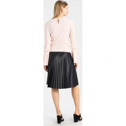 Swetry klasyczne damskie: MARCIANO LOS ANGELES Sweter pink ivory