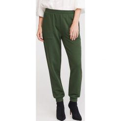 Spodnie dresowe - Khaki. Brązowe spodnie damskie Reserved, s, z dresówki. W wyprzedaży za 39,99 zł.