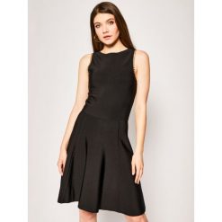 Sukienka koktajlowa Marciano Guess Miranda 02G735 5036Z. Czarne sukienki damskie MARCIANO GUESS, xs, z aplikacjami, z elastanu, bez kołnierzyka, bez rękawów. W wyprzedaży za 649,00 zł.