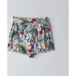 Spódnico spodenki z wiskozy - Biały. Białe szorty damskie Cropp, bez wzorów, z wiskozy. W wyprzedaży za 34,99 zł.