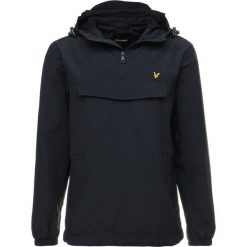 Lyle & Scott OVERHEAD ANORAK Wiatrówka dark navy. Niebieskie kurtki męskie marki Lyle & Scott, m, bez wzorów, z bawełny, bez kaptura. Za 419,00 zł.