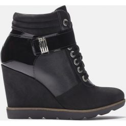Czarne botki damskie. Czarne botki damskie skórzane marki Kazar, eleganckie, na wysokim obcasie, na koturnie, na sznurówki. Za 649,00 zł.