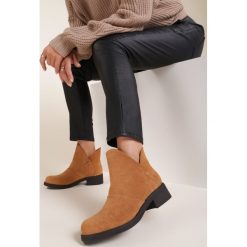 Camelowe Botki Larairah. Brązowe botki damskie Renee, bez obcasa, na płaskiej podeszwie, bez zapięcia. Za 129,99 zł.
