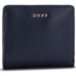 Mały Portfel Damski DKNY - Bryant Bifold Wallet R83Z3657 Navy NVY. Niebieskie portfele damskie DKNY, ze skóry. Za 289,00 zł.