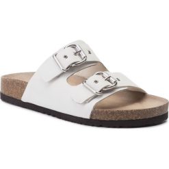 Klapki CAPRICE - 9-27400-22 White Nappa 102. Białe klapki damskie Caprice, bez wzorów, ze skóry, bez obcasa. W wyprzedaży za 139,00 zł.