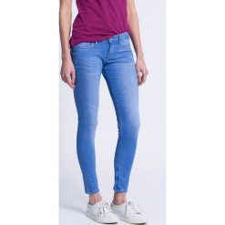 Pepe Jeans - Jeansy Cher. Niebieskie jeansy damskie marki Pepe Jeans, z elastanu, z obniżonym stanem. W wyprzedaży za 179,90 zł.