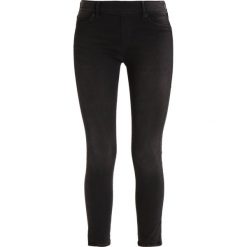 True Religion HALLE Jeans Skinny Fit black denim. Czarne jeansy damskie marki True Religion, z elastanu. W wyprzedaży za 467,35 zł.