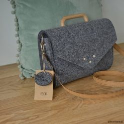 Mała szara filcowa torebka Felt&Wood III limitow. Szare torebki klasyczne damskie marki Pakamera, bez wzorów, na ramię, małe, bez dodatków. Za 125,00 zł.