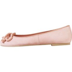 Pretty Ballerinas ANGELIS Baleriny peach. Różowe baleriny damskie marki Pretty Ballerinas, bez wzorów, ze skóry, bez obcasa. W wyprzedaży za 431,20 zł.