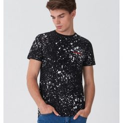T-shirt z nadrukiem all over - Czarny. Czarne t-shirty męskie House, s, z nadrukiem. W wyprzedaży za 29,99 zł.