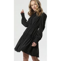 Czarna Sukienka Owen Sound. Czarne sukienki damskie Born2be, m, w ażurowe wzory, z koronki, długie, mini, rozkloszowane. Za 169,99 zł.