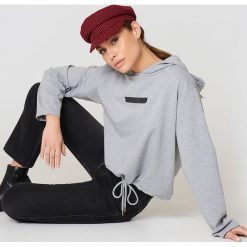 Dr Denim Bluza z kapturem Katinka - Grey. Szare bluzy rozpinane damskie Dr.Denim, z nadrukiem, z denimu, z kapturem. W wyprzedaży za 101,48 zł.