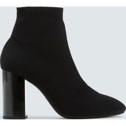 Czarne materiałowe botki na obcasie. Czarne botki damskie na obcasie Pull&Bear, z materiału. Za 159,00 zł.