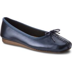 Baleriny CLARKS - Freckle Ice 261382454 Navy. Niebieskie klasyczne baleriny damskie marki Clarks, na co dzień, ze skóry. W wyprzedaży za 219,00 zł.