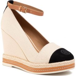 Espadryle TORY BURCH - Strap Wedge Espadrille 60799 Cream/Perfect Black/Desert Camel 103. Brązowe espadryle damskie Tory Burch, bez wzorów, ze skóry, bez obcasa, na obcasie. Za 1269,00 zł.
